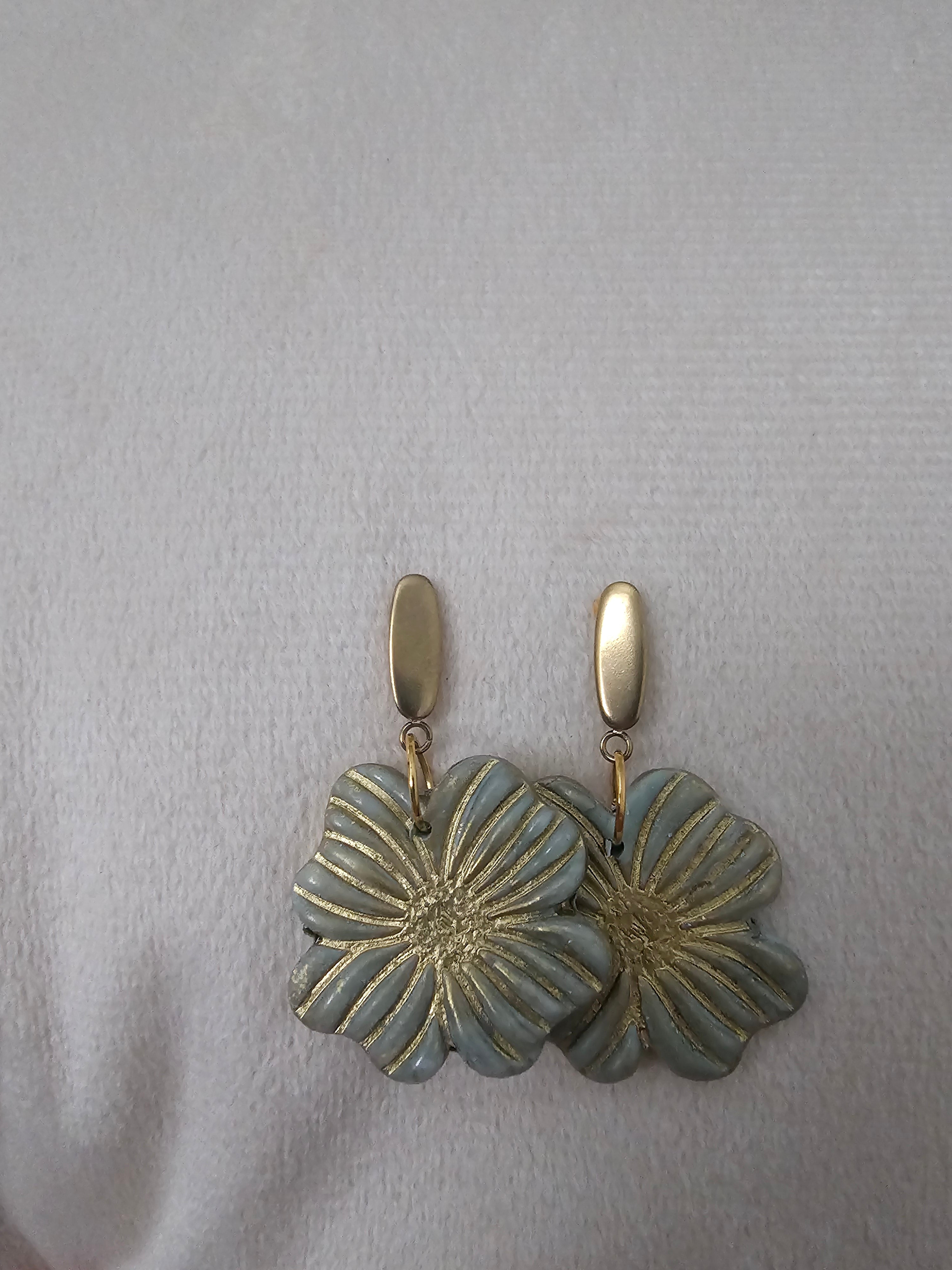 Green gold flower
